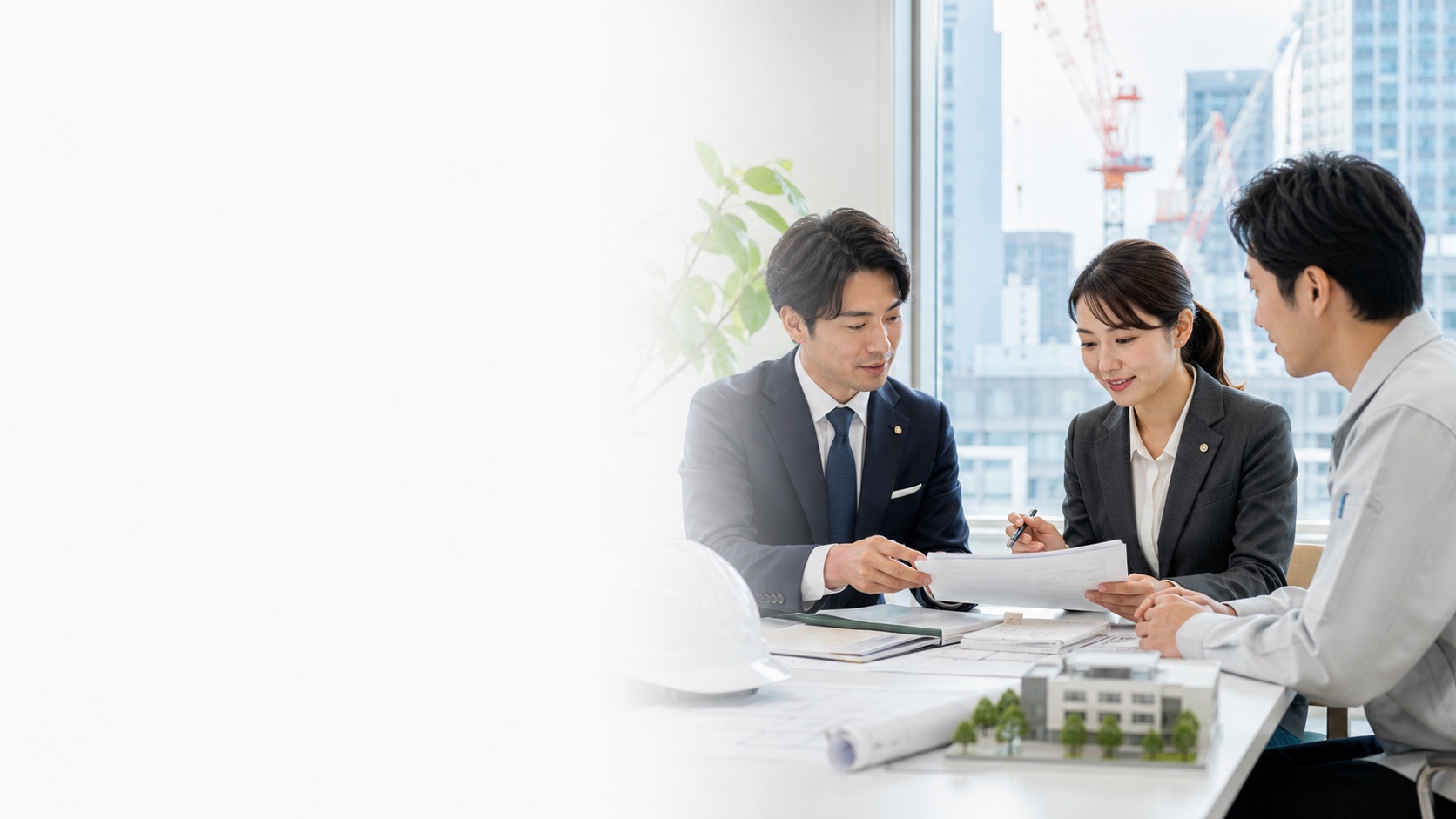建設業のお客様と打ち合わせをする行政書士法人 Treeのスタッフ